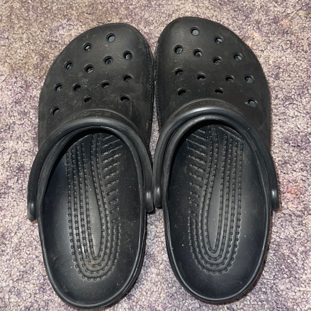 Black crocs